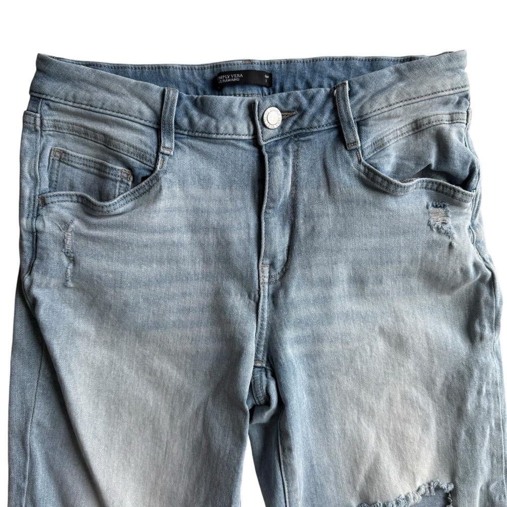 Vera Wang distressed Boyfriend Cropped Denim Jeans Light Blue Size 8 Mid Rise - Picture 2 of 9